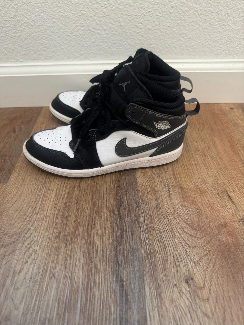 Jordan 1 MID Black Iron Grey-White 3Y